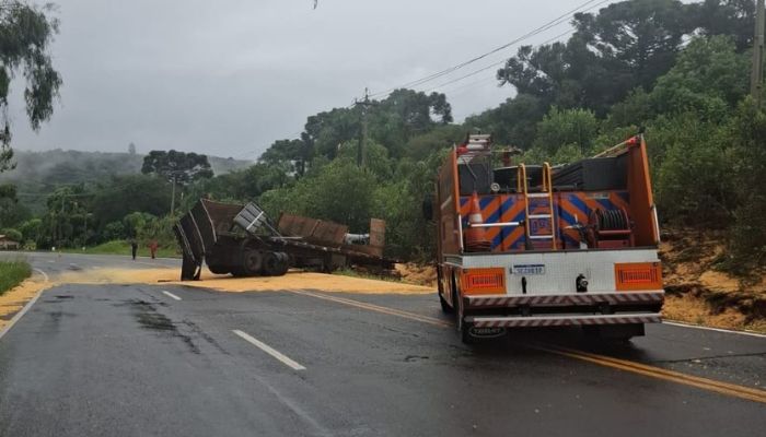 Pinhão - Caminhão colide contra barranco e pega fogo na PR-170